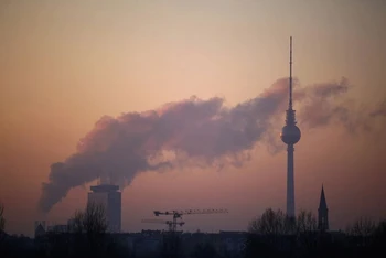 Hơi nước và khí thải bốc lên từ một nhà máy điện ở thủ đô Béc-lin của Đức ngày 2/2/20212. (Ảnh: Reuters)