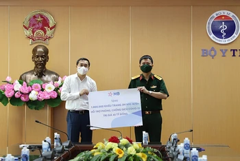 Thứ trưởng Y tế Trần Văn Thuấn tiếp nhận 1 triệu khẩu trang 3M 1870 đạt chuẩn trị giá 40 tỷ đồng từ ông Trần Minh Đạt, Phó Tổng Giám đốc Ngân hàng Quân đội.