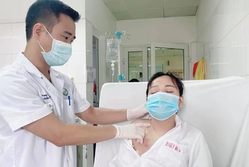 Bệnh viện Hữu nghị Việt Đức đã phẫu thuật thành công điều trị vẹo cổ do xơ cơ ức đòn chũm bằng kỹ thuật nội soi. Ảnh: BV Việt Đức