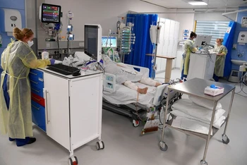 Điều trị bệnh nhân Covid-19 nặng trong phòng chăm sóc đặc biệt tại Bệnh viện Đại học Milton Keynes, Anh. (Ảnh: Reuters)