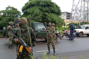 Các binh sĩ quân đội Guinea đóng chốt ở 1 trạm kiểm soát sau cuộc binh biến tại khu vực Kaloum, thủ đô Conakry, ngày 6/9/2021. (Ảnh: Reuters)