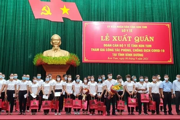 Lãnh đạo tỉnh Kon Tum tặng hoa, quà động viên Đoàn công tác tham gia chống dịch Covid-19 tại Bình Dương.