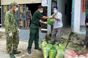 Trao hỗ trợ cho người dân đang ở trọ vùng “khóa chặt, đông cứng” tại TP Thuận An, tỉnh Bình Dương.