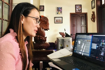 Cô giáo Nguyễn Thị Chuyên, giáo viên Trường THPT Hiệp Thành (TP Bạc Liêu) dạy trực tuyến ngày đầu tiên tại nhà, sáng 6/9.