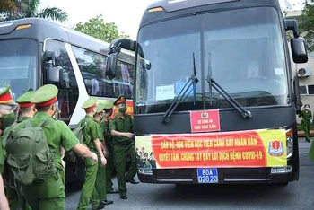 Cán bộ, chiến sĩ trường Học viện Cảnh sát nhân dân lên đường chi viện các tỉnh phía nam phòng, chống dịch bệnh.