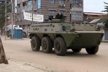 Xe thiết giáp của quân đội Guinea tại thủ đô Conakry. Ảnh REUTERS