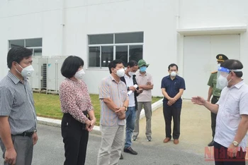 Chủ tịch UBND tỉnh Quảng Ngãi Đặng Văn Minh (bên phải) kiểm tra công tác phòng, chống dịch tại Khu công nghiệp VSIP Quảng Ngãi. 