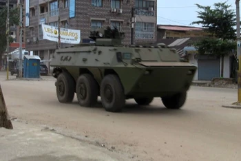 Xe của quân đội di chuyển tại khu vực Kaloum, thủ đô Conakry, Guinea, ngày 5/9. (Ảnh: Reuters)