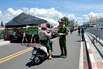 Lực lượng chức năng kiểm soát chặt người và phương tiện đi vào “vùng xanh”, khu vực an toàn bảo đảm phòng, chống dịch Covid1-9 phía bắc TP Phan Thiết (Bình Thuận).