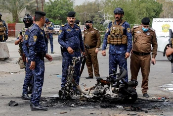 Lực lượng an ninh Iraq có mặt tại hiện trường vụ nổ ở thủ đô Baghdad, ngày 23/3/2021. (Ảnh: Reuters)