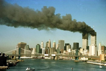 Hai tòa tháp của Trung tâm Thương mại thế giới bị tấn công khủng bố ngày 11/9/2001. (Ảnh: Reuters)