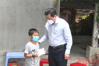 Chủ tịch UBND tỉnh Phú Yên, ông Trần Hữu Thế trao quà hỗ trợ cho con của bệnh nhân Covid-19 tử vong tại xã Hòa An, huyện Phú Hòa.