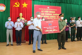 Lãnh đạo Công an tỉnh Đồng Nai tiếp nhận số tiền 1 tỷ đồng từ Tổng Công ty cổ phần Đầu tư và Phát triển Xây dựng DIC. (Ảnh: THIÊN VƯƠNG/BND). 