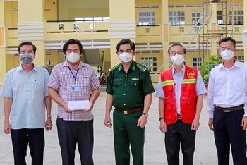 Bộ đội Biên phòng TP Hồ Chí Minh và các đơn vị thăm, hỗ trợ kinh phí tại xã Lý Nhơn, huyện Cần Giờ.