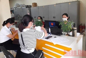 Người dân giải quyết thủ tục hành chính tại Trung tâm Phục vụ hành chính công tỉnh Cao Bằng.
