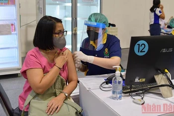 Nhân viên y tế tiêm vaccine cho người dân tại một trung tâm tiêm chủng ở thủ đô Bangkok. (Ảnh: NAM ĐÔNG)