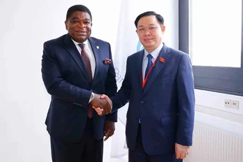 Chủ tịch Quốc hội Vương Đình Huệ và Tổng Thư ký Liên minh Nghị viện thế giới (IPU) Martin Chungong. (Ảnh:quochoi.vn)