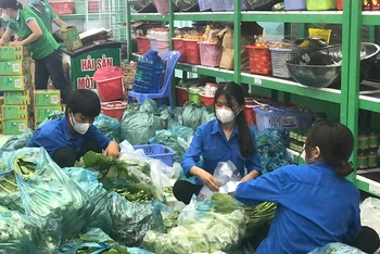 Các bạn đoàn viên, thanh niên huyện Long Điền, tỉnh Bà Rịa-Vũng Tàu đi chợ giúp người dân trong các khu phong tỏa thị trấn Long Hải.