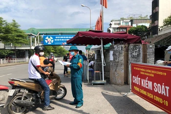 Chốt kiểm soát phòng chống dịch tại phường Phúc Tân, quận Hoàn Kiếm, Hà Nội.