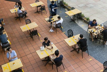 Khách hàng ngồi giãn cách tại một nhà hàng ở Singapore.