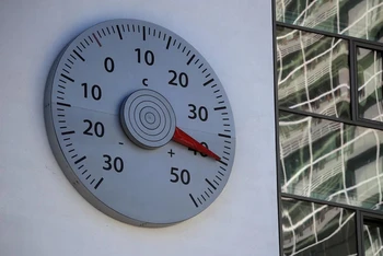 Nhiệt kế gắn trên tường trụ sở Công ước khung của Liên hợp quốc về biến đổi khí hậu (UNFCCC) cho thấy nhiệt độ ở Bonn, Đức vào ngày 31/7/2020 là 40 độ C. Ảnh: Reuters.