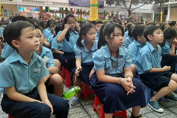 Học sinh Trường tiểu học Đinh Tiên Hoàng, quận 1, TP Hồ Chí Minh tại Lễ đón nhận Huân chương Lao động hạng Nhất.