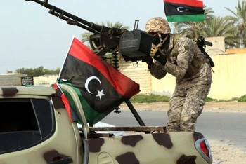 Chính quyền Libya xác nhận các lực lượng chính phủ nước này đã bắt giữ Embarak al-Khazimi, một nhân vật cấp cao của IS. (Ảnh: AFP/TTXVN)
