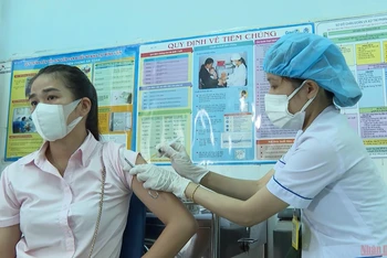 Tỉnh Bình Phước đẩy mạnh tiêm vaccine trong cộng đồng. (Ảnh: NHẤT SƠN).