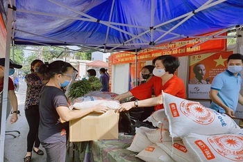 Hỗ trợ người lao động gặp khó khăn trong mùa dịch tại Hà Nội.