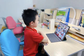 Học sinh Trường tiểu học Tràng An (quận Hoàn Kiếm, Hà Nội) trong giờ học trực tuyến.
