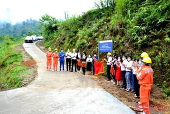 Hỗ trợ làm đường và cải tạo Trường phổ thông dân tộc bán trú tiểu học Khe Păn, xã Nậm Tha (Văn Bàn, Lào Cai).