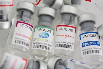 Theo ước tính của IFPMA, số lượng vaccine được sản xuất sẽ đạt 24 tỷ liều vào giữa năm tới. (Ảnh: Reuters)