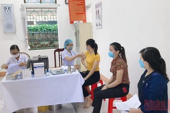 Nhóm đối tượng cán bộ quản lý tại các trường học trên địa bàn xã Tân Phong (Vũ Thư, tỉnh Thái Bình) được tiêm vaccine phòng Covid-19.