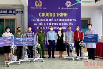 Các cơ sở y tế trên địa bàn tỉnh Tuyên Quang tiếp nhận máy hỗ trợ công tác phòng, chống dịch.