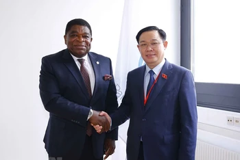 Chủ tịch Quốc hội Vương Đình Huệ gặp Tổng Thư ký IPU Martin Chungoong. (Ảnh: Doãn Tấn/TTXVN)