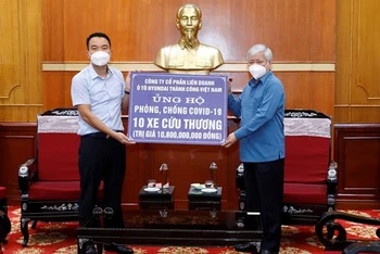 Chủ tịch Ủy ban Trung ương MTTQ Việt Nam Đỗ Văn Chiến trao thư cảm ơn Công ty Cổ phần Liên doanh ô tô Huyndai Thành Công Việt Nam. 