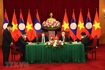 Tổng Bí thư Nguyễn Phú Trọng và Tổng Bí thư, Chủ tịch nước Lào Thongloun Sisoulith chứng kiến Lễ ký kết văn kiện hợp tác giữa 2 nước, ngày 28/6/2021 tại Hà Nội. (Ảnh: TTXVN)
