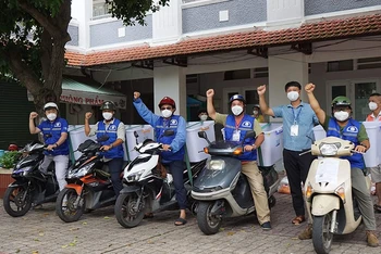 Các tình nguyện viên SOS của Trung tâm An sinh xã hội TP Hồ Chí Minh bắt đầu một ngày giao hàng.