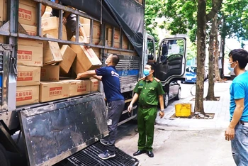Một xe tải lợi dụng “luồng xanh” để vận chuyển gần 10 tấn bánh trung thu nhập lậu bị Công an TP Hà Nội phát hiện, thu giữ.