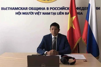 Giám đốc Quỹ Hỗ trợ hợp tác Nga - Việt “Truyền thống và hữu nghị” Nguyễn Quốc Hùng phát biểu từ đầu cầu Moskva, LB Nga. 