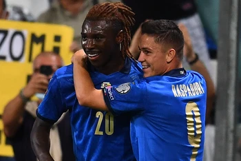 Hai tiền đạo trẻ Moise Kean (trái) và Giacomo Raspadori thay nhau lập công trong chiến thắng 5-0 của Italia. (Ảnh: UEFA)