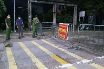 Lực lượng chức năng tháo bỏ phong tỏa ở huyện Kim Sơn (Ninh Bình).