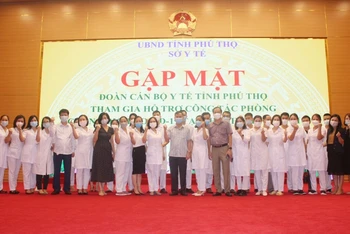 Đoàn cán bộ y tế Phú Thọ thể hiện quyết tâm hoàn thành tốt nhiệm vụ được giao.