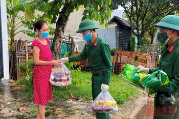 Bộ đội phát quà hỗ trợ cho người dân có hoàn cảnh khó khăn tại phường Tân Thới Hiệp, quận 12 (TP Hồ Chí Minh). (Ảnh: QUANG QUÝ)