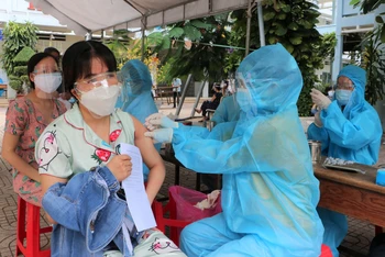 Tiêm vaccine cho người dân tại TP Biên Hòa, tỉnh Đồng Nai. (Ảnh Thiên Vương).