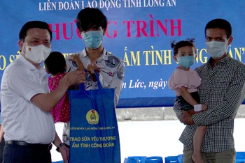 Trao quà cho con công nhân tạm trú tại các khu nhà trọ trên địa bàn huyện Bến Lức, tỉnh Long An.
