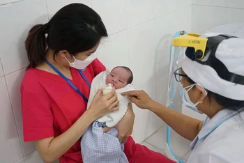 Chăm sóc trẻ vắng mẹ do mắc Covid-19 tại Trung tâm H.O.P.E, TP Hồ Chí Minh (Ảnh: Phương Hằng).