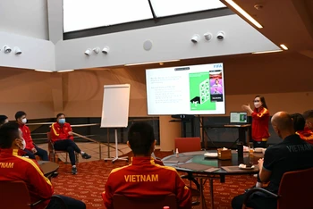 Các cầu thủ đội tuyển futsal Việt Nam xem thuyết trình về VS. (Ảnh: VFF)