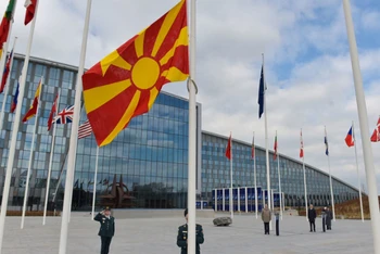  Lễ thượng cờ Bắc Macedonia diễn ra tại trụ sở NATO ở Brussels, Bỉ .