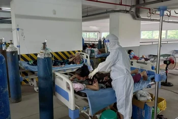 Chăm sóc người bệnh Covid-19 tại bệnh viện dã chiến. (Ảnh minh họa: Internet)